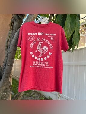 Huy Fong Sriracha Hot Chili 🌶️ Sauce Red Graphic T-Shirt.